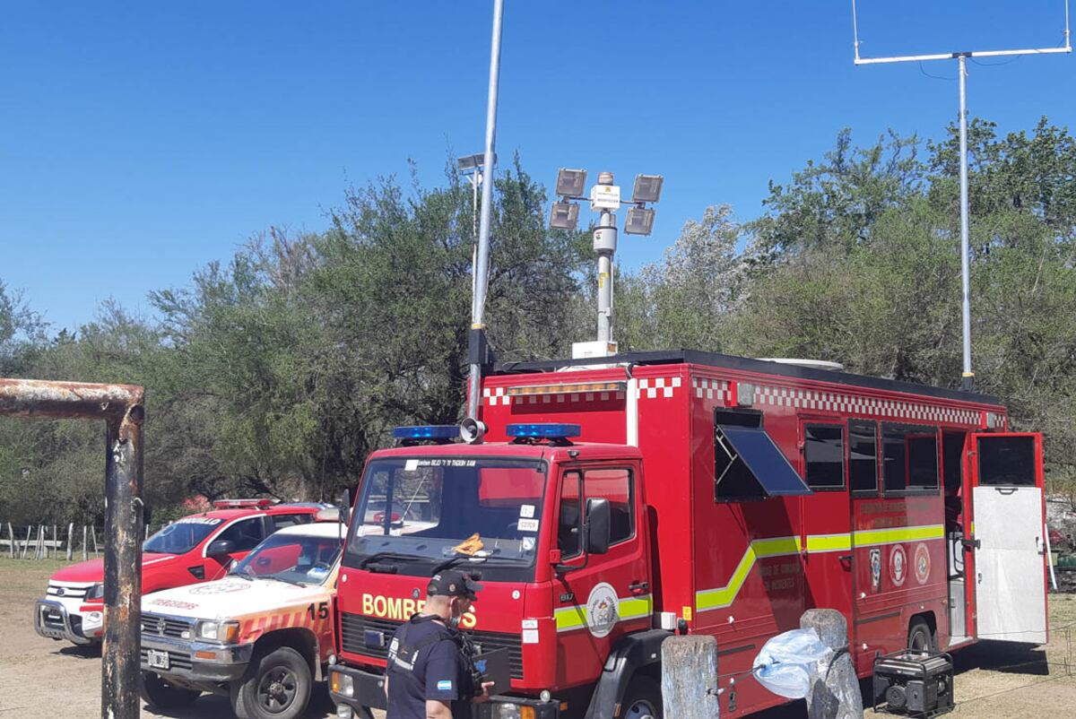 Operativo policial y de bomberos para encontrar a Angélica Fabián, extraviada en las cercanías de Unquillo. (La Voz)