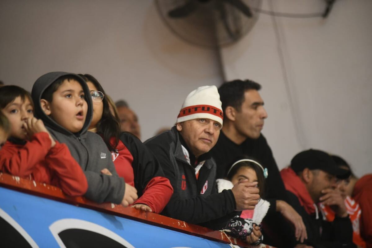 El Sandrín a pleno para apoyar a Instituto en su partido ante Olímpico de La Banda, por el quinto partido de la serie semifinal de la Liga Nacional. (Javier Ferreyra / La Voz)