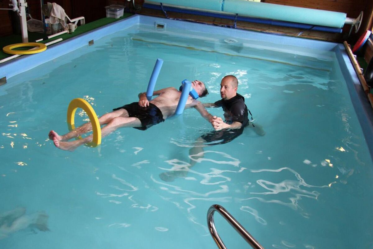 El agua caliente colabora con la estimulación del conocimiento del cuerpo, el equilibrio y la estabilidad del tronco. Foto: Asociación Médica Latinoamericana de Rehabilitación / Aguas Cordobesas.