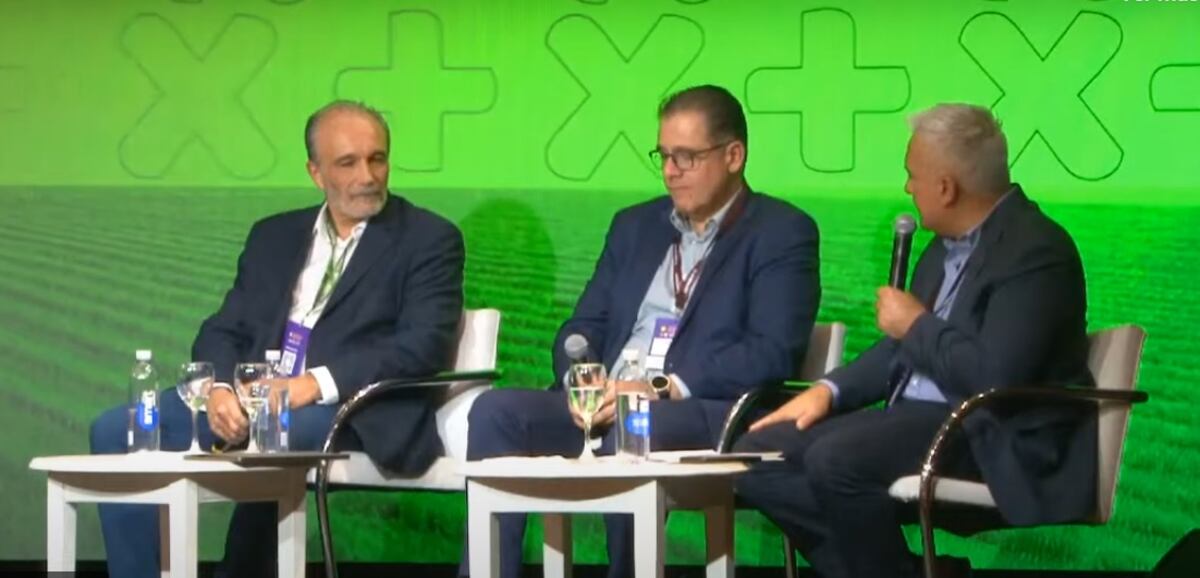 SOSTENIBILIDAD. El ministro de Infraestructura y Servicios Públicos de Córdoba, Fabián López; el director de Relaciones Institucionales de Toyota Brasil, Roberto Matarrazo Braun, y el gerente de Promaíz, Juan Cano. (Captura de video)