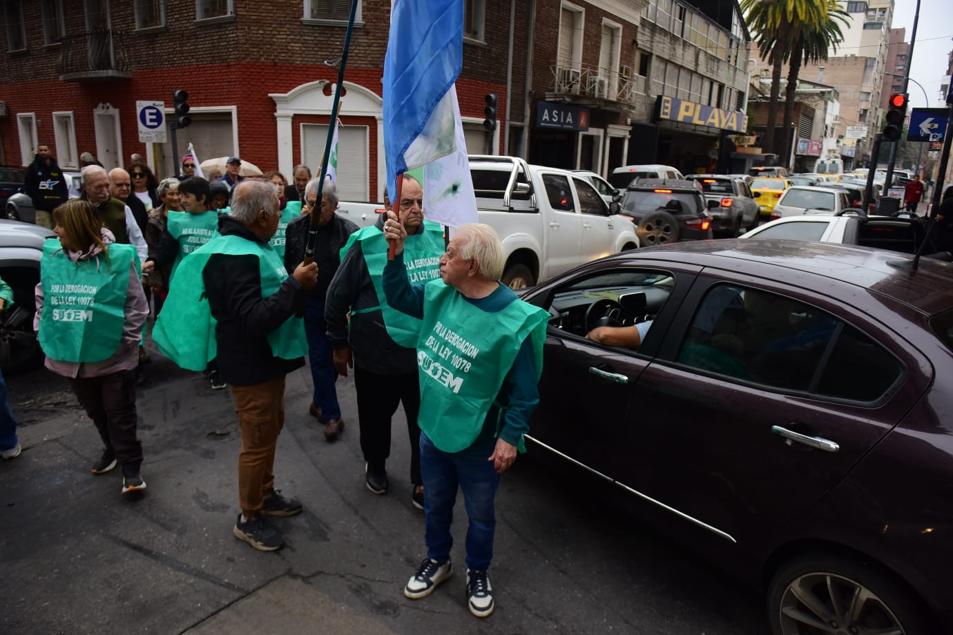 El sindicato de empleados municipales marchó por las calles de la ciudad. (José Gabriel Hernández / La Voz)