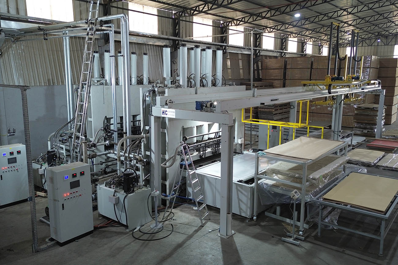 La nueva prensa permite producir no sólo láminas HPL para industrias como la del mueble y la construcción civil sino también soluciones finales tales como boxes de baño, pisos flotantes y revestimientos, entre otros desarrollos y usos. 