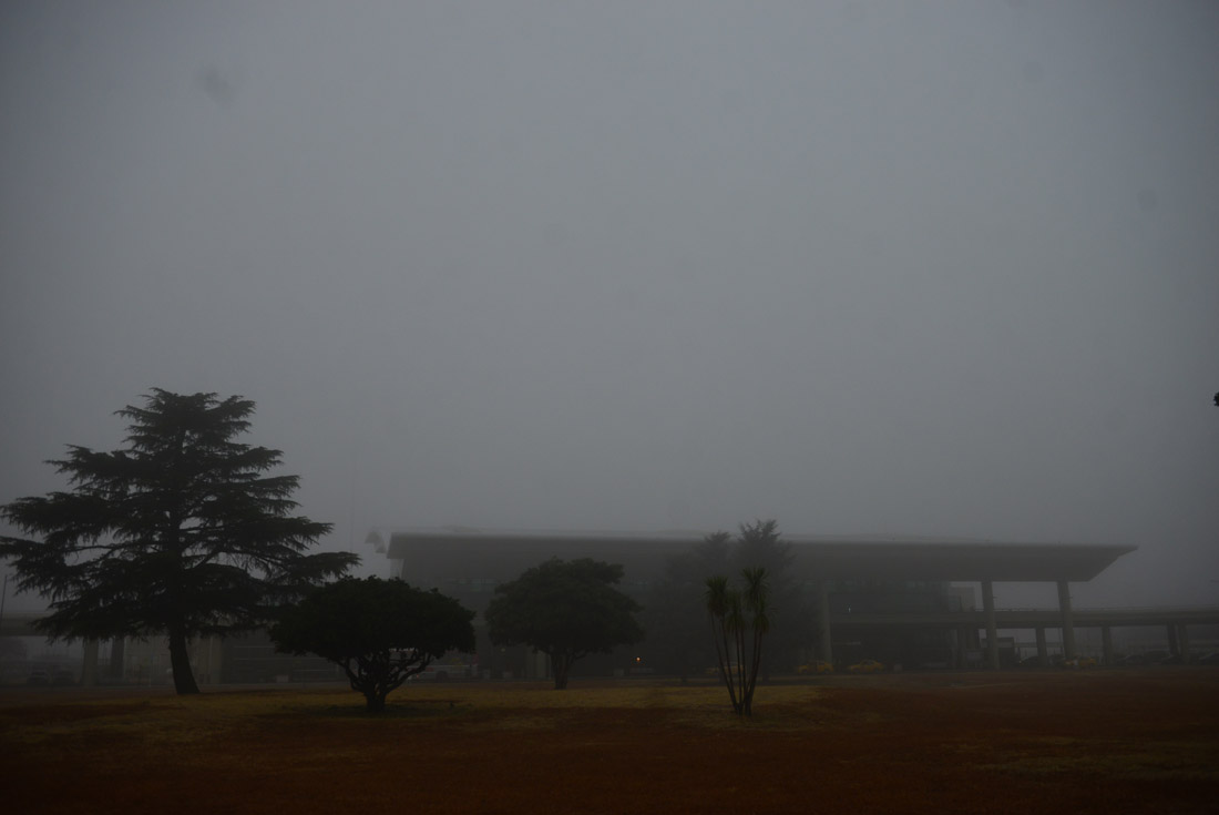 Un denso banco de niebla cubrió la ciudad desde anoche. (Nicolás Bravo / La Voz)
