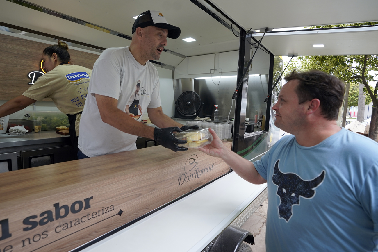 Piazza debió sumar un "food truck" frente a su almacén para atender la demanda de sándwiches. (La Voz)