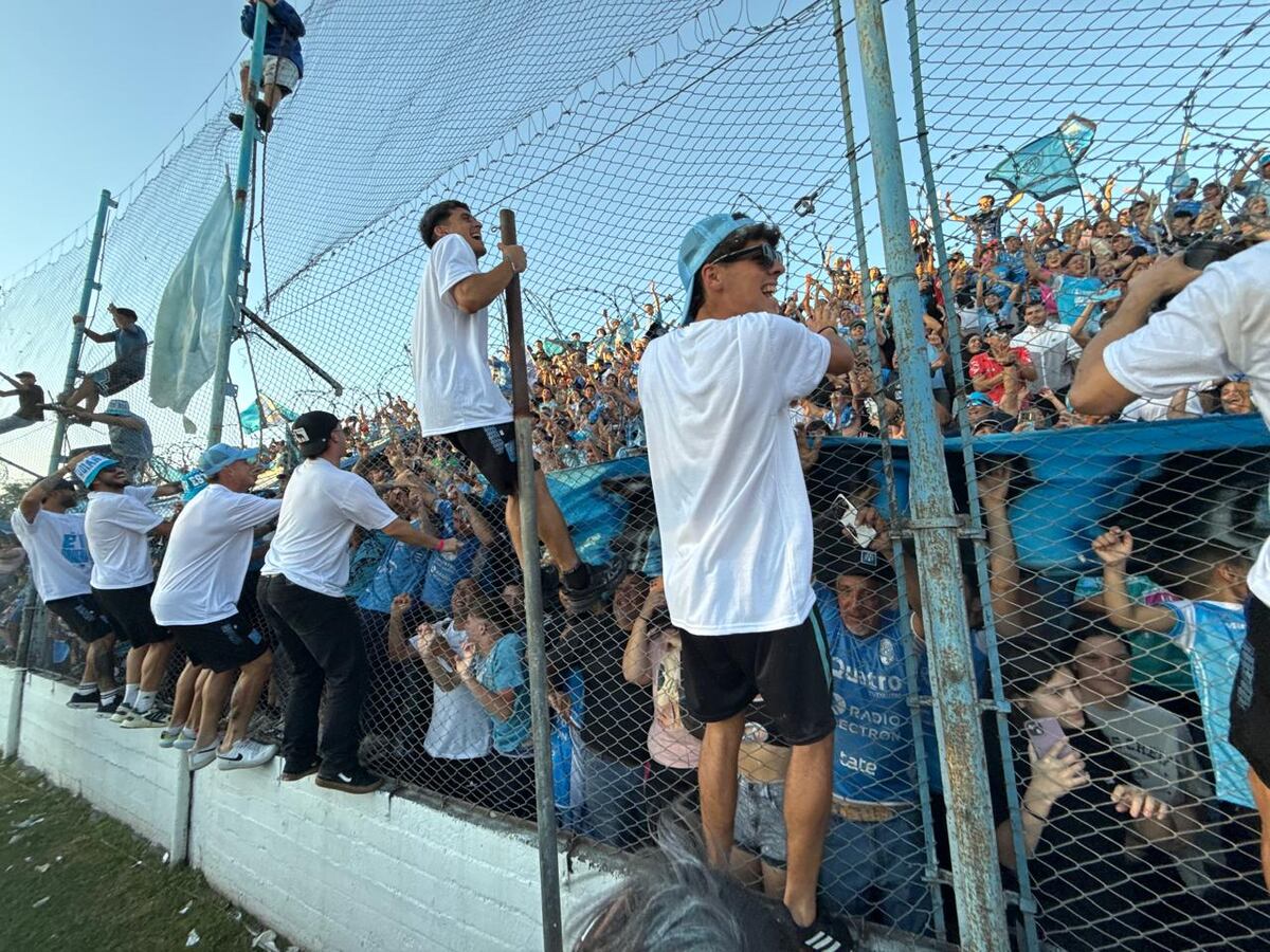 Festejos de los jugadores de Estudiantes de Rio Cuarto por el ascenso a la Primera División del Fútbol Argentino en la cancha de Rio Cuarto.