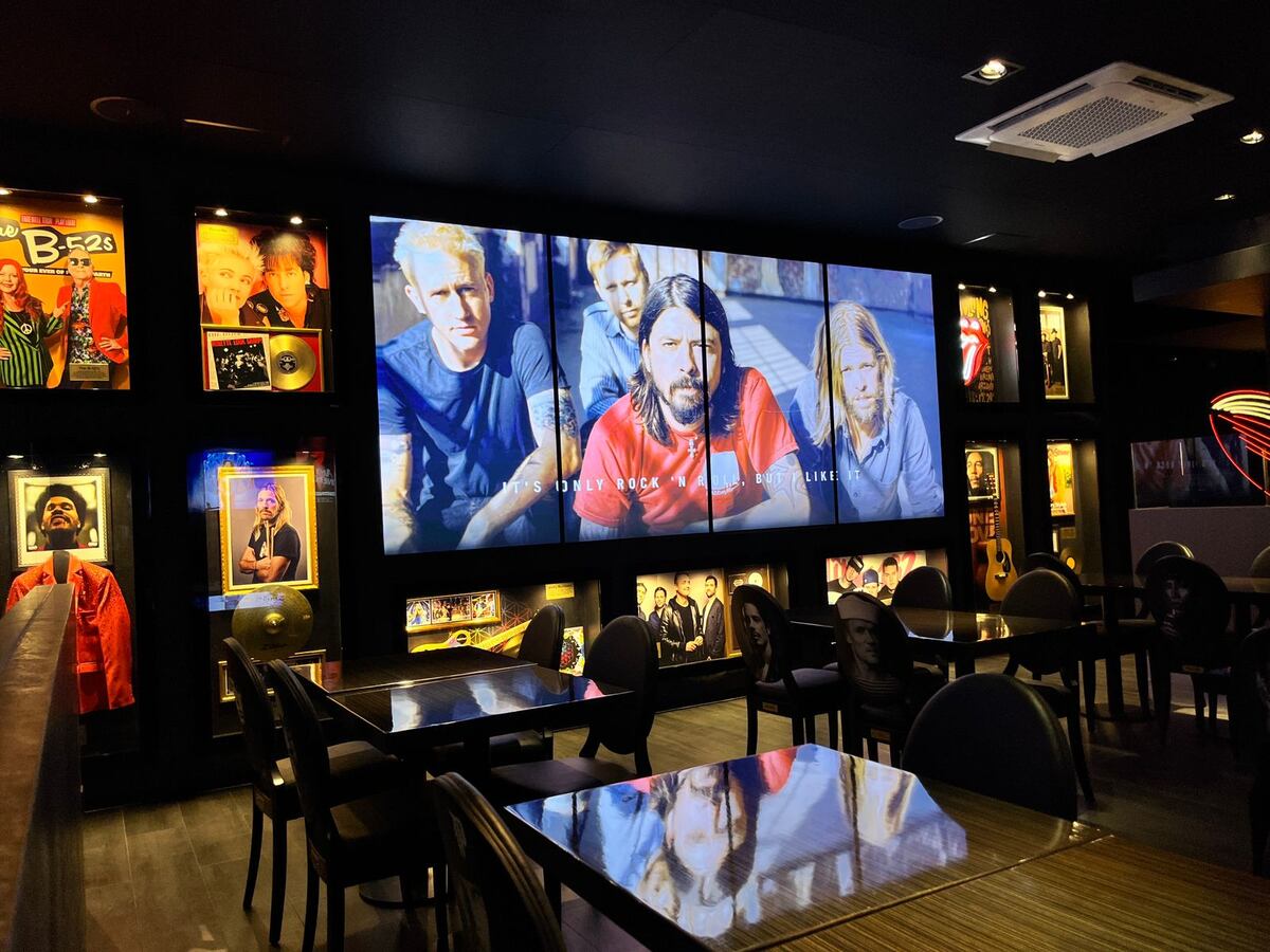 Diseño del espacio e instalación de pantallas para Rock & Feller's.