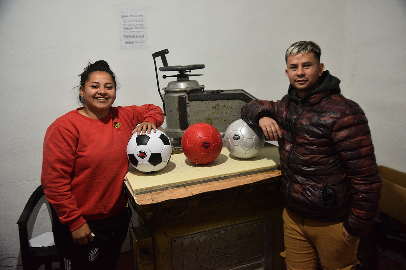 Barrio San Ignacio. Agustina y Jairo con las pelotas que fabrican en No Se Mancha (Pedro Castillo/La Voz).