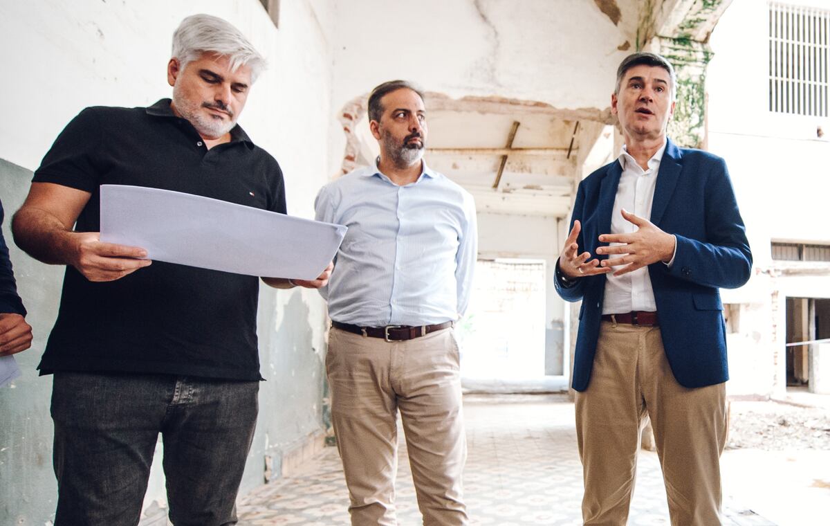 Passerini, junto con los funcionarios Peralta y Martín.