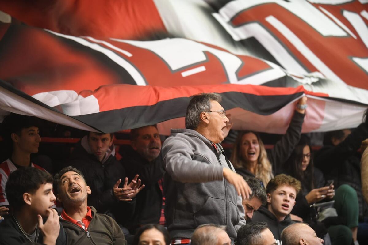 El Sandrín a pleno para apoyar a Instituto en su partido ante Olímpico de La Banda, por el quinto partido de la serie semifinal de la Liga Nacional. (Javier Ferreyra / La Voz)