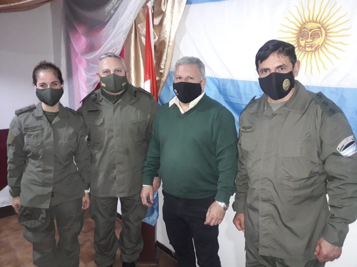 El intendente de Arroyito con  autoridades de Gendarmería.