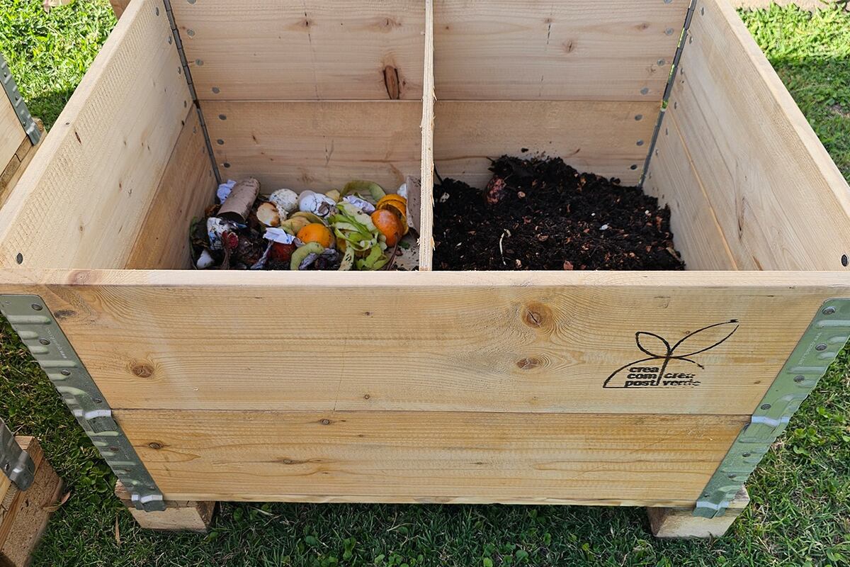 Compostar en jardín: compostera de madera reciclada (compostar con jardín(Foto: María Belén Monjo,)