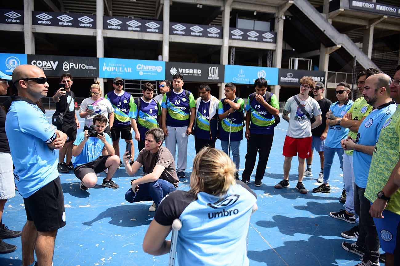 BELGRANO PIONERO. El plantel de fútbol de ciegos del club organizó un encuentro de camaradería para Pirañas, su adversario por la Copa Oro. (José Gabriel Hernández / La Voz)