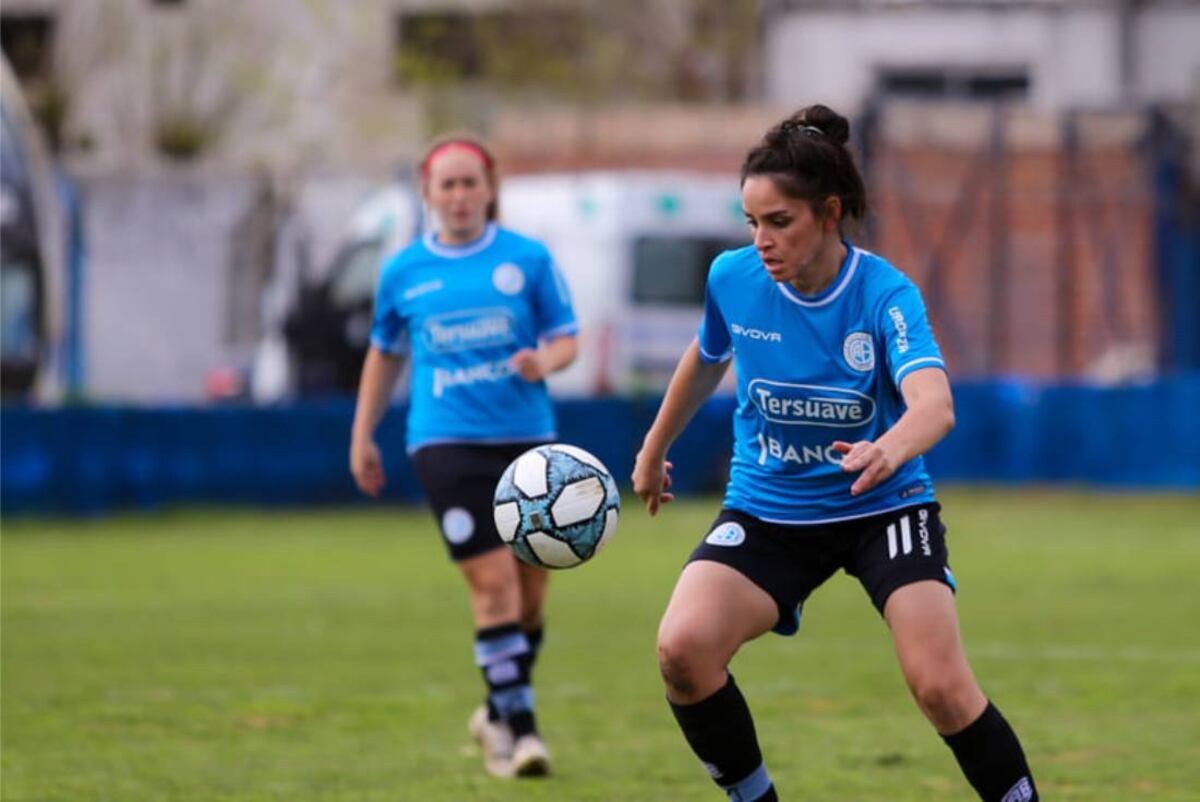 Ariana Reche (11) tiene la pelota y es custodiada por Arrieto (5). (Prensa Belgrano)