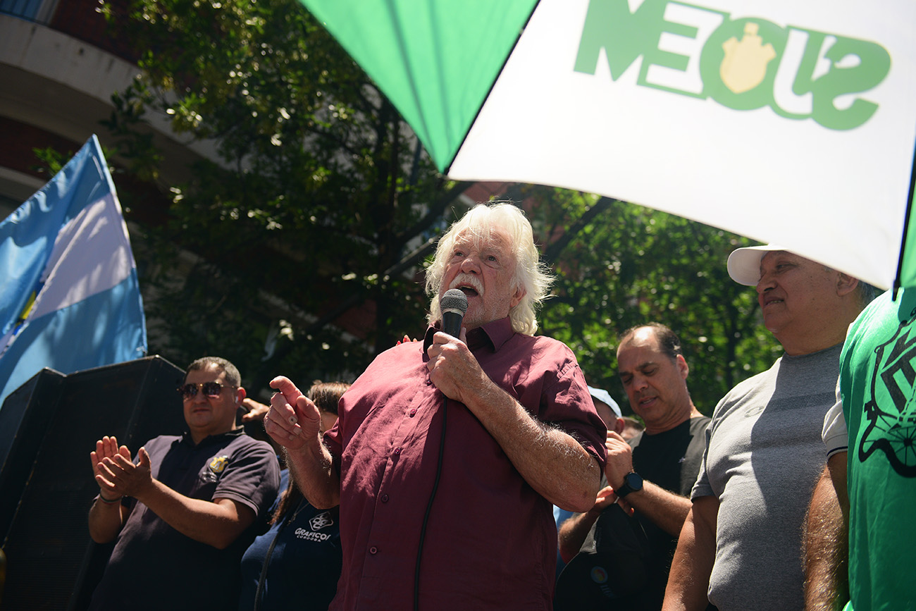 Córdoba. Estatales marchan hacia la Unicameral para rechazar la suba en los aportes a la Caja de Jubilaciones. (José Gabriel Hernández / La Voz)