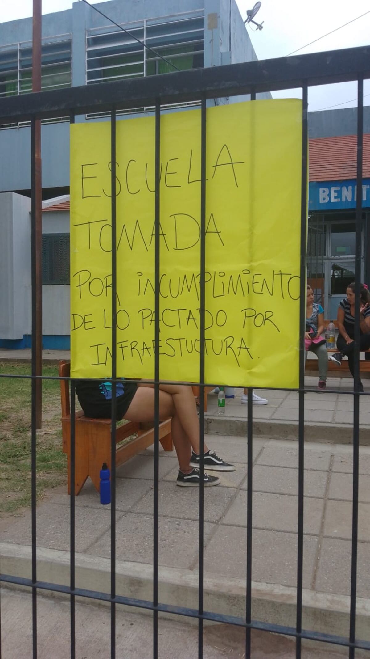 Escuela Doctor Benito Soria tomada por  grupo de padres. (Gentileza)