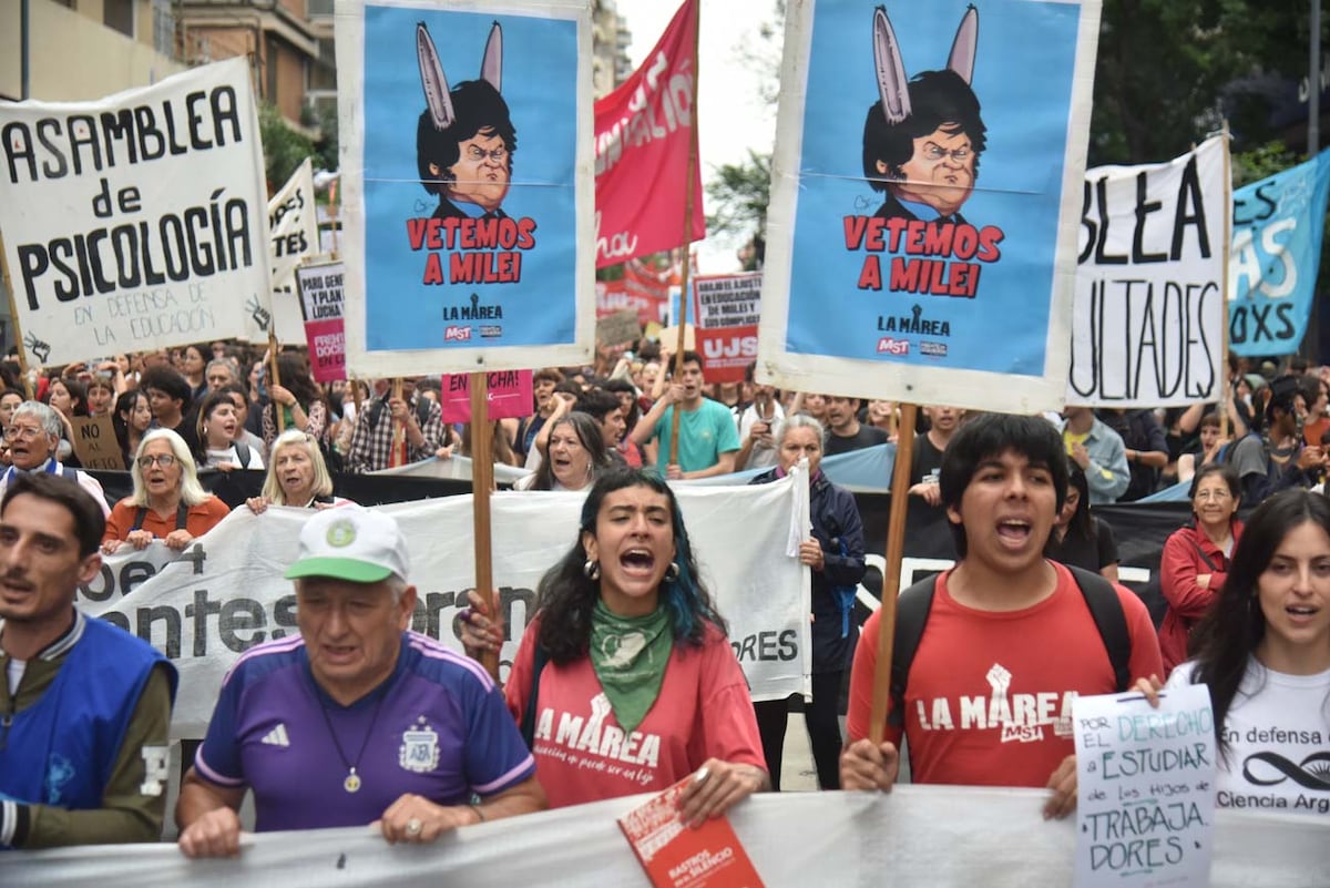 Marcha universitaria en Córdoba contra Milei. (Facundo Luque / La Voz)