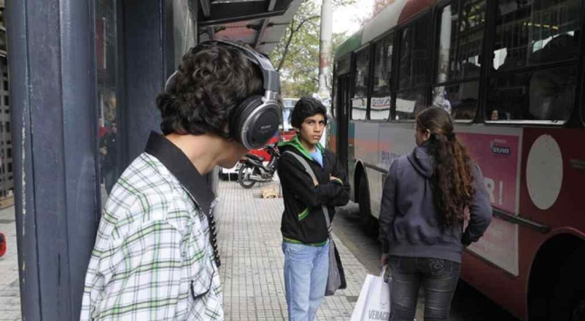 A bajar el volumen: advierten que habrá una generación de sordos por el mal uso de auriculares
