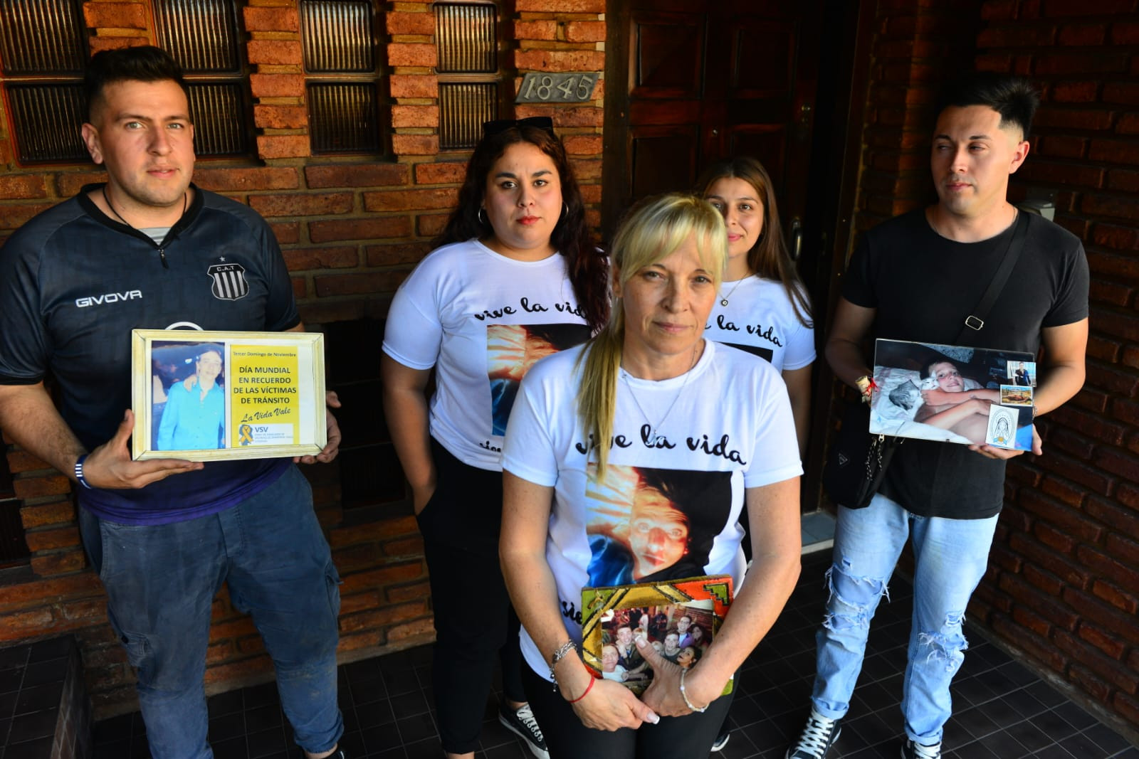 Roxana Maldonado, la madre que pide justicia por su hijo Nicolás, que hace seis años fue atropellado en un choque entre motos. Los compañeros del secundario de su hijo la acompañan. (José Gabriel Hernández / La Voz)