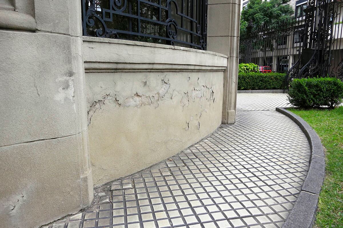 Se puede encontrar humedad de cimientos, debido al agua que se encuentra en el terreno y que asciende por capilaridad sobre las
paredes.
