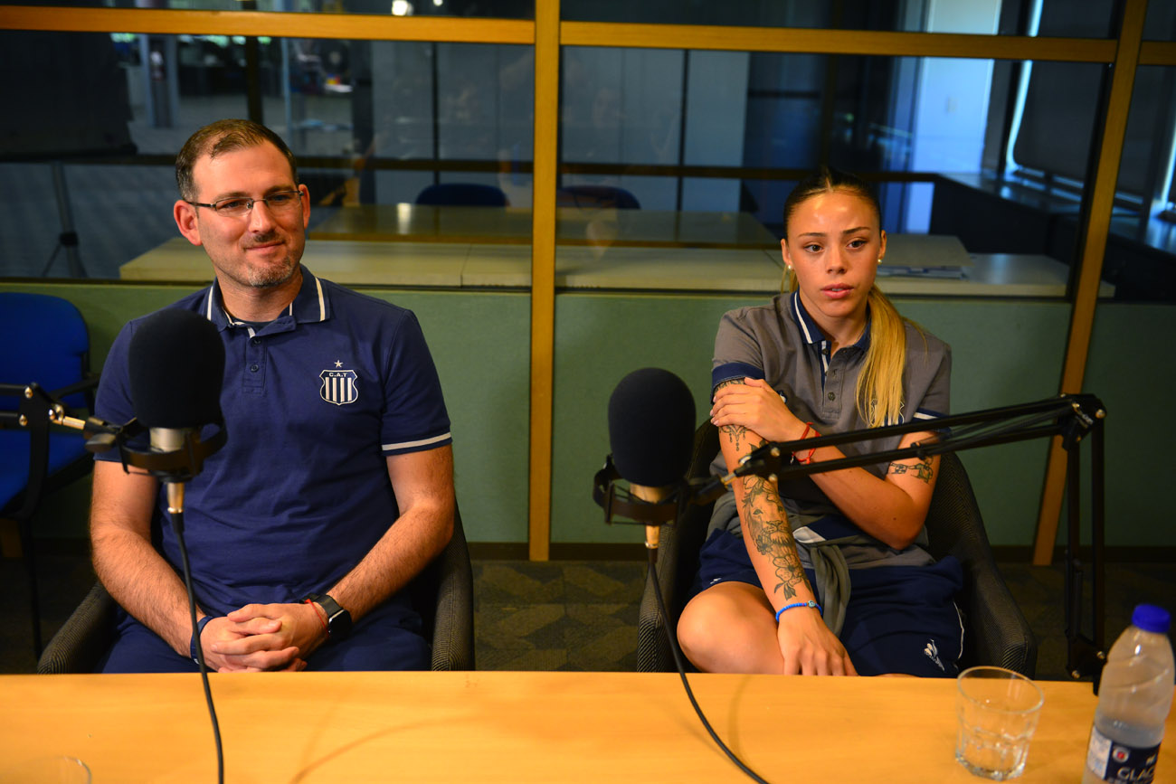Miqueas Russo y Maca Latorre en la grabacion del podcast de Talleres. (Nicolás Bravo / La Voz)