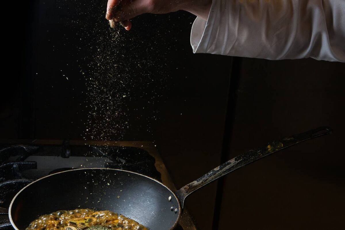 El orden en que se añaden el ajo y la cebolla al sofrito puede influir significativamente en el sabor y aroma del plato final. (Freepik)