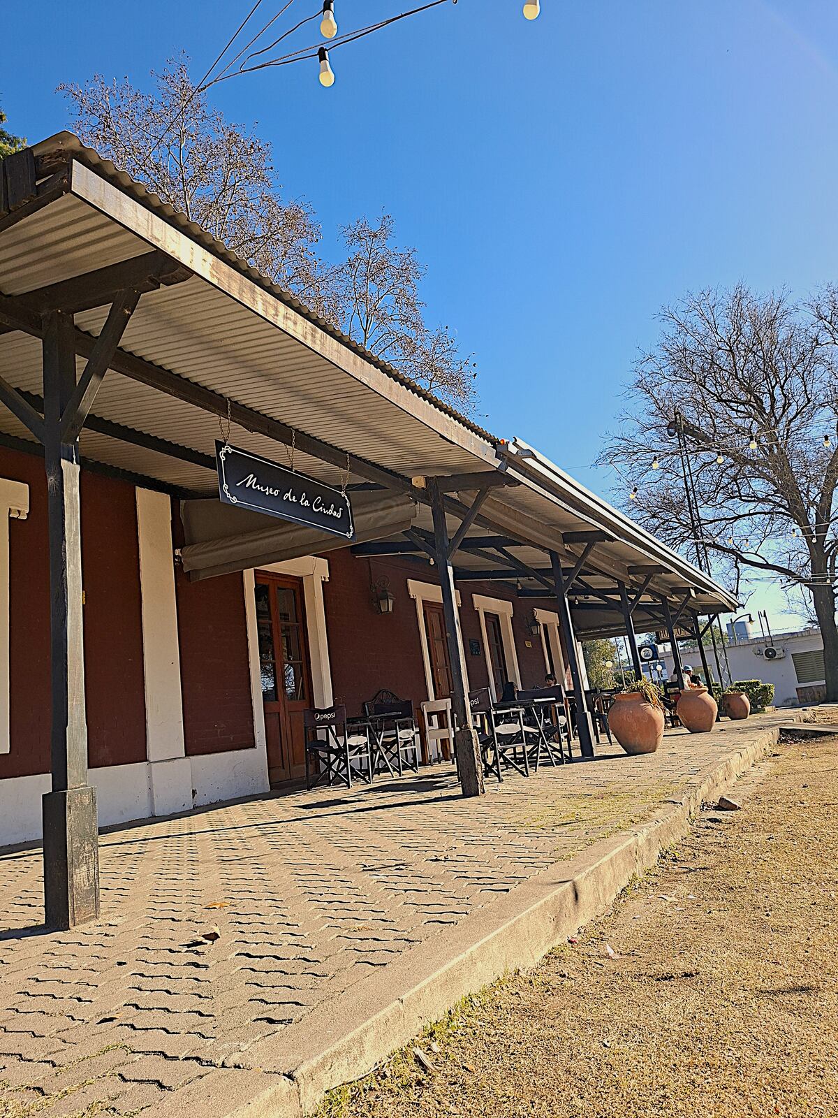 La antigua estación de tren de Unquillo fue refuncionalizada como museo y espacio gastronómico.