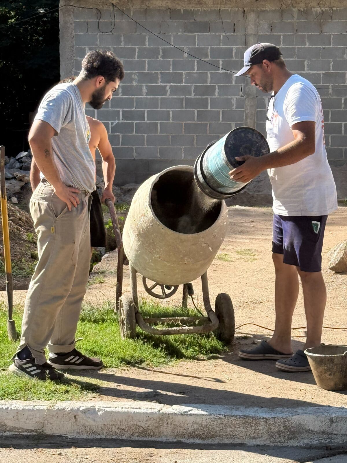 Vecinos y voluntarios trabajaron juntos para transformar ese espacio verde.