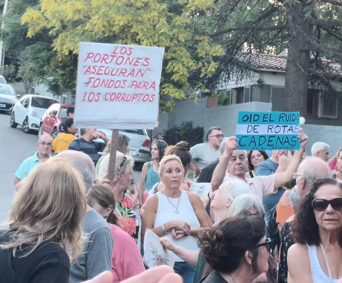 Los vecinos de Villa Allende vienen realizando protestas desde hace meses. (César Heredia / La Voz)