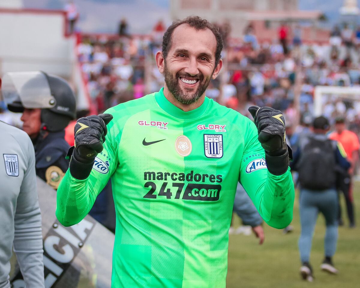 Hernán Barcos sigue vigente en Alianza Lima de Perú, donde es goleador e ídolo de la hinchada. (Prensa Alianza Lima).