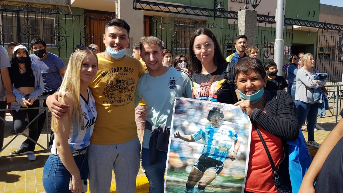 Valentín Arroyo, en el centro, el "rival" de Julián Álvarez que llegó a San Juan a alentar a la selección. (La Voz)
