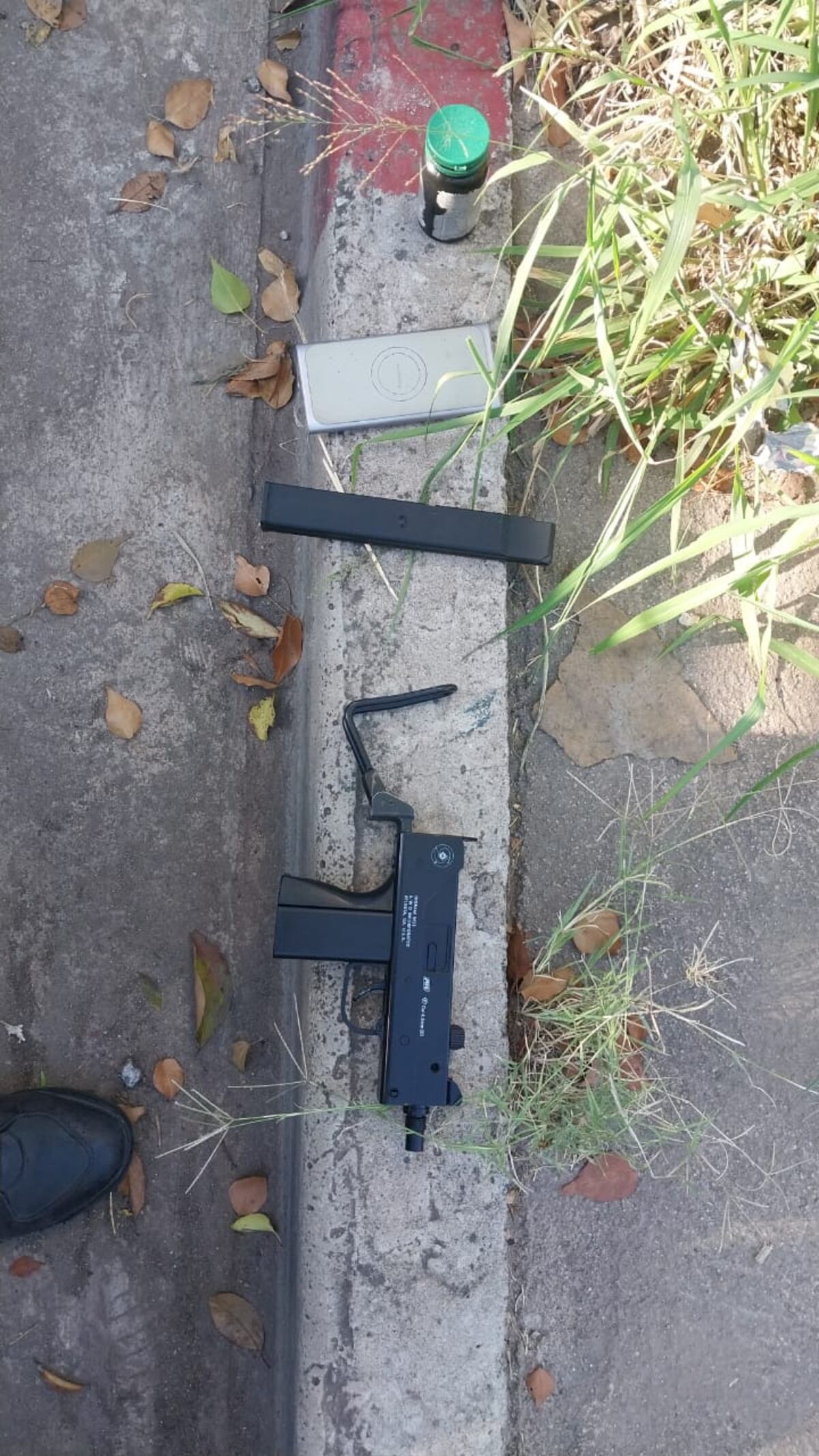 Detienen en Córdoba a un sujeto que portaba entre sus ropas una réplica de pistola Uzi. (Policía de Córdoba)