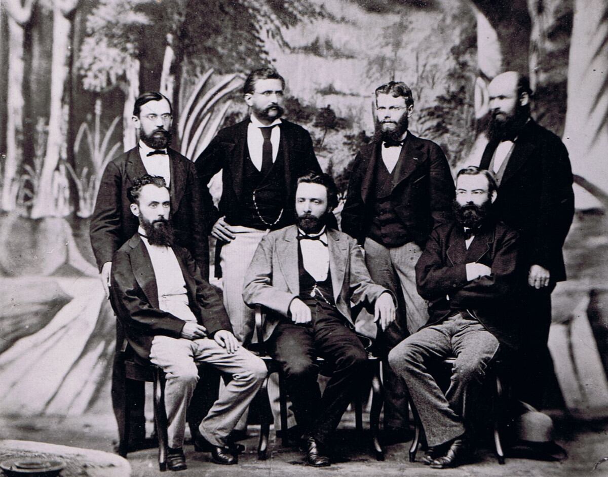 Pioneros. De izquierda a derecha, sentados: Hendrik Weyenbergh, Francisco Latzina y Oscar Doering. Arriba: Jorge Hieronymus, Luis Brackebush, Adolfo Doering y Federico Schultz. (Fototeca ANC)