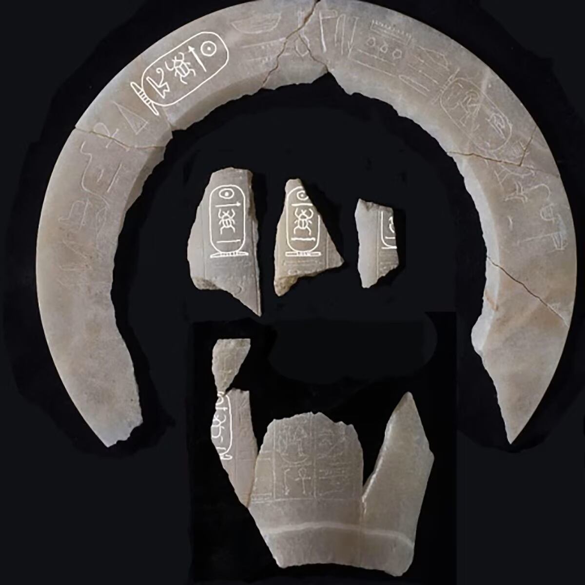 Fragmentos de frascos de alabastro con el nombre del faraón. (Ministerio de Antigüedades de Egipto)