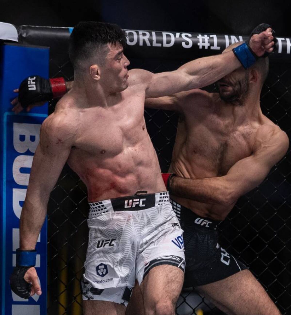 Kevin Vallejos venció a Giga Chikadze por nocaut en el UFC Vegas 112. (Prensa UFC Español)