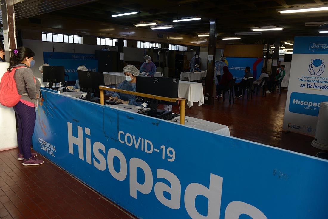 Mucha gente buscó hisoparse en el ex Registro Civil. (José Gabriel Hernández / LaVoz).