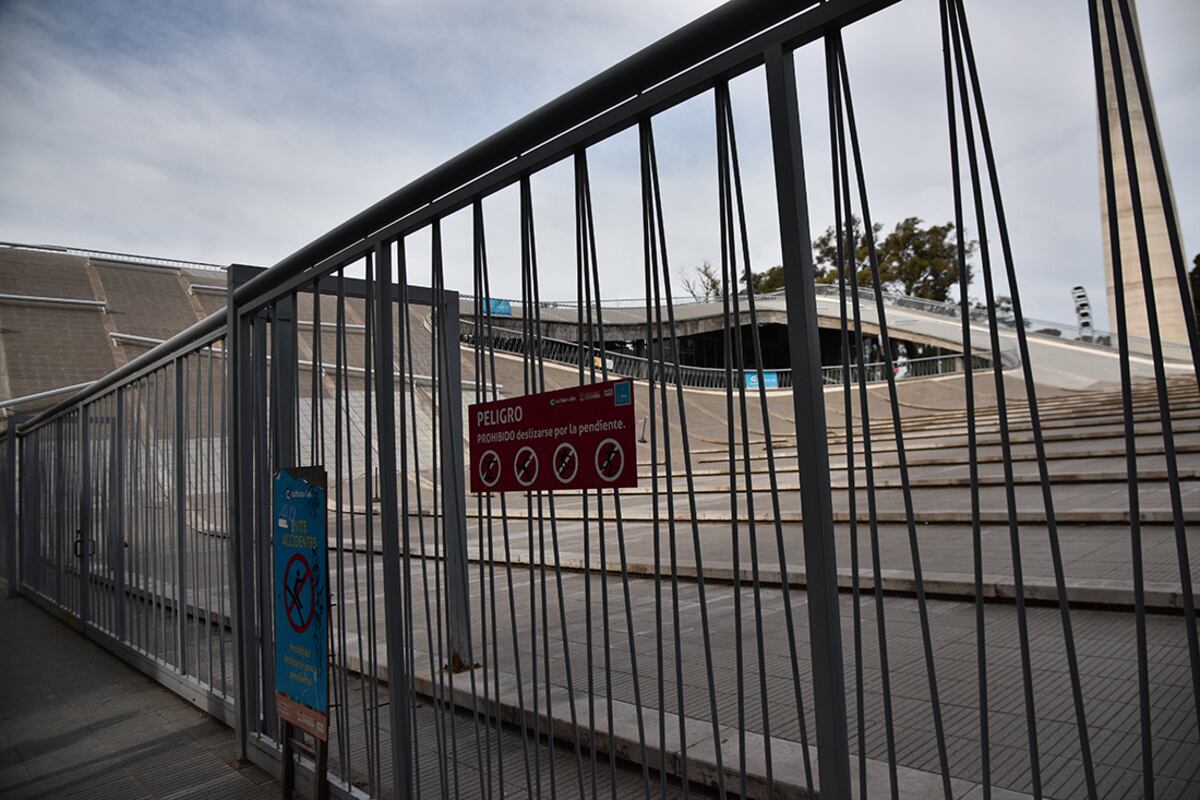 Así está hoy la explanada del Centro Cultural Córdoba donde en 2016 falleció una nena de 12 años tras hacer culipatín. (Fotos Pedro Castillo)