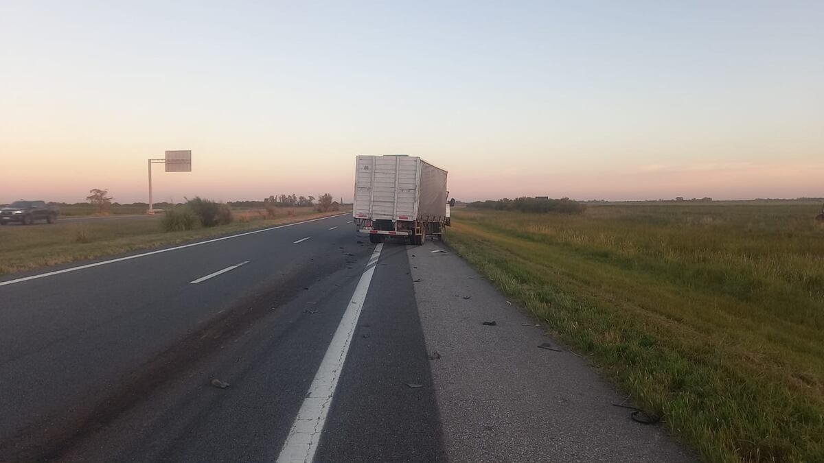 Choque de camiones dejó un chofer muerto. (Policía)