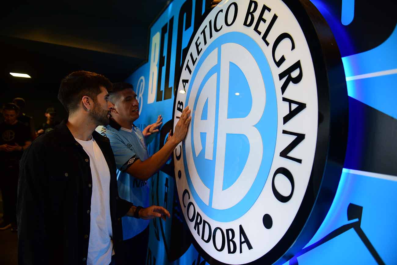 BELGRANO PIONERO. El plantel de fútbol de ciegos del club organizó un encuentro de camaradería para Pirañas, su adversario por la Copa Oro. (José Gabriel Hernández / La Voz)