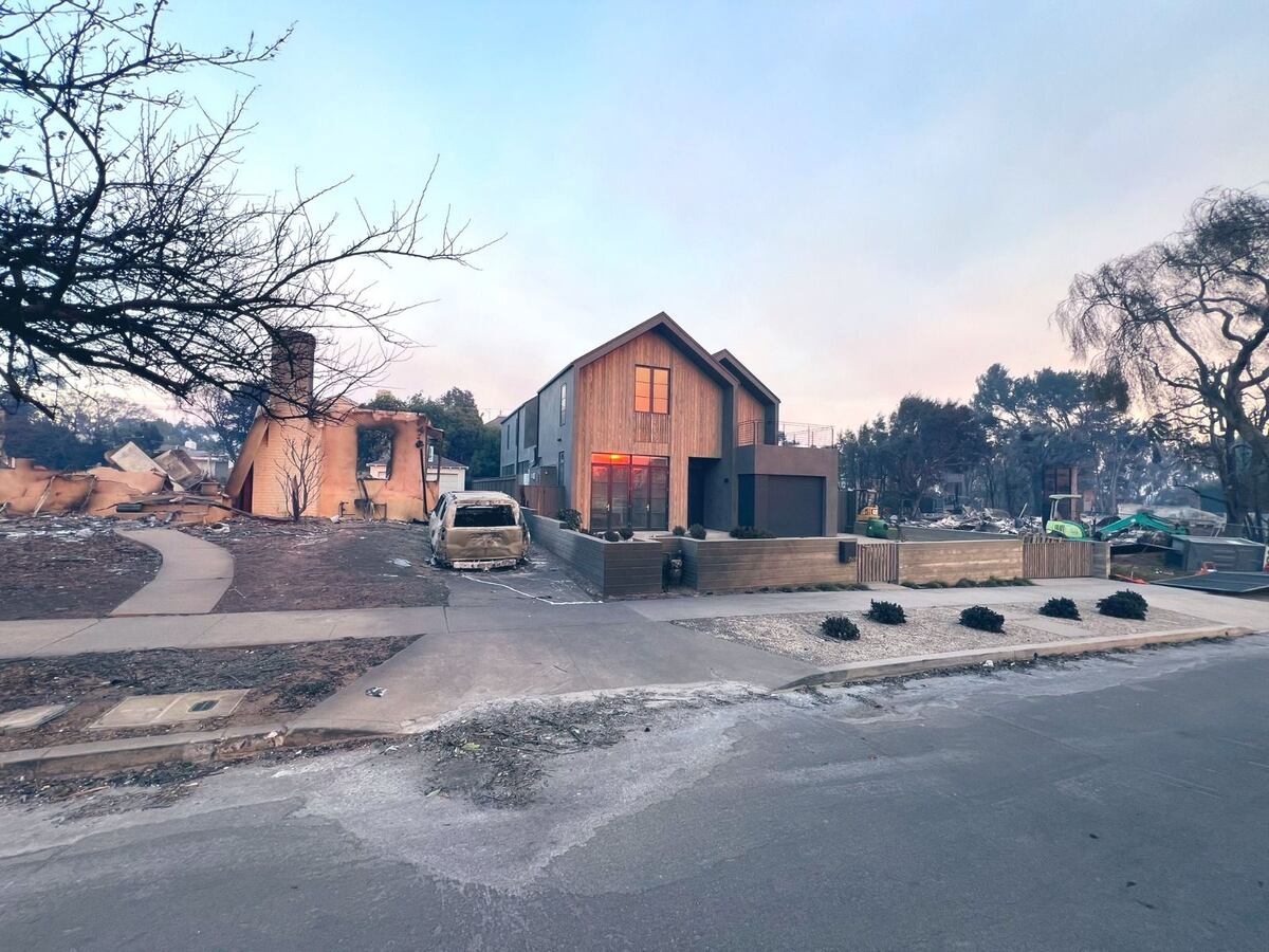 Una casa nueva en Pacific Palisades sobrevivió intacta al fuego, mientras que las viviendas de los alrededores no pudieron salvarse de las llamas. (X @Greg Chasen)
