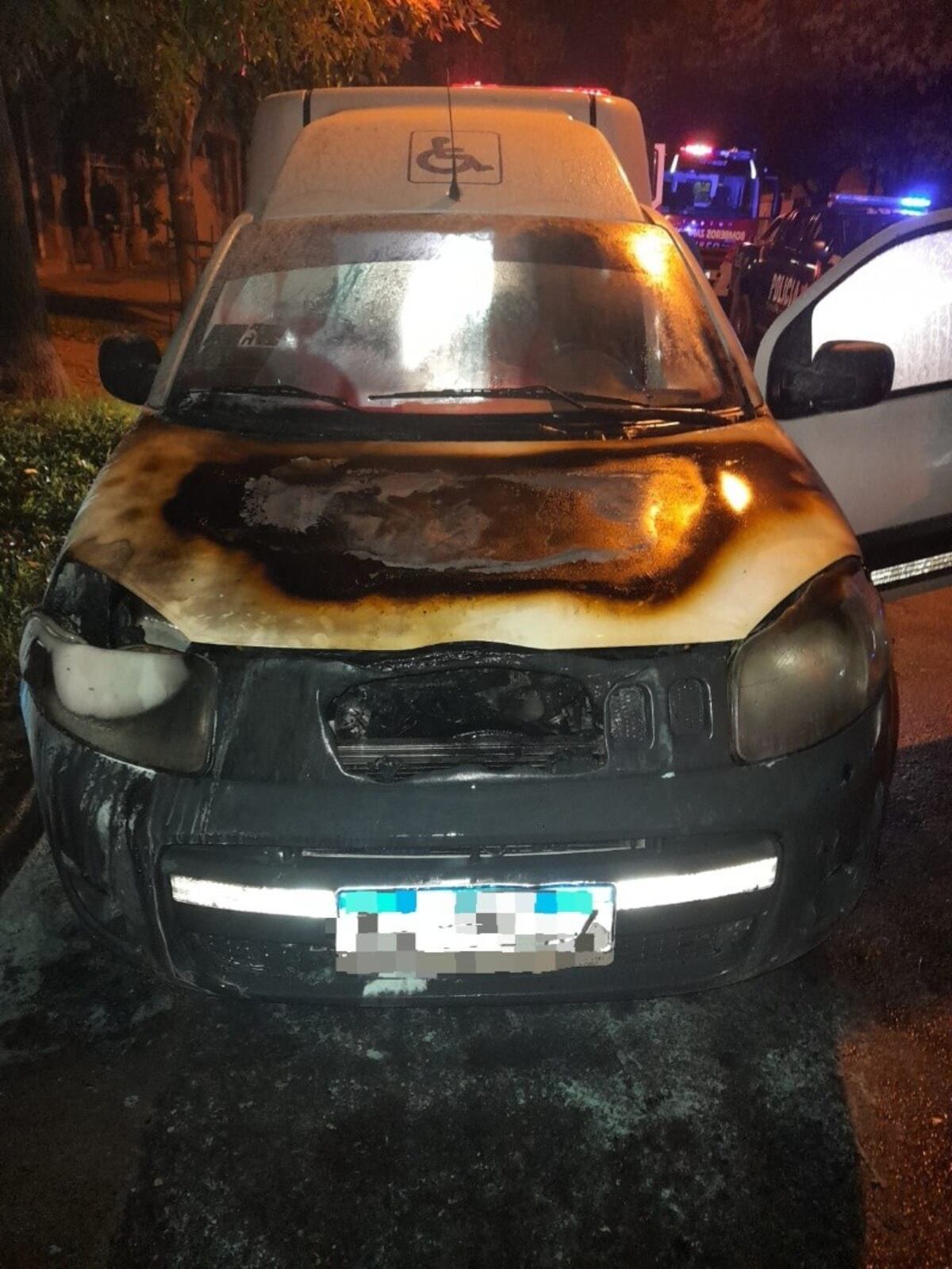 Así quedó la camioneta tras el ataque. (Gentileza: Bomberos de Rosario)
