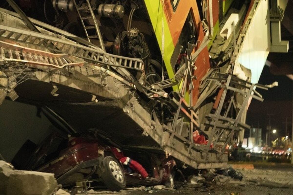 El momento en el que se derrumba un tramo del Metro en México