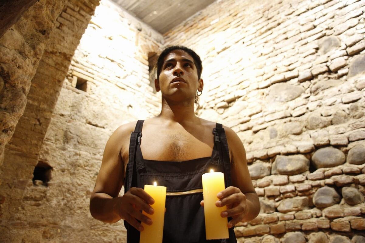 El artista Liandro Quiñones protagonizó una "recorrida performática". (Prensa Municipalidad de Córdoba).