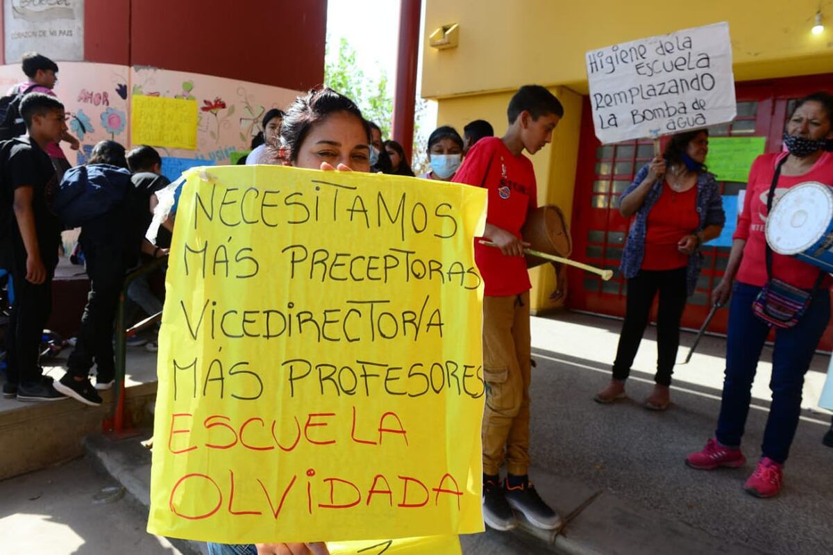 La comunidad educativa realizó su reclamo al frente del establecimiento. (Foto: José Hernandez)