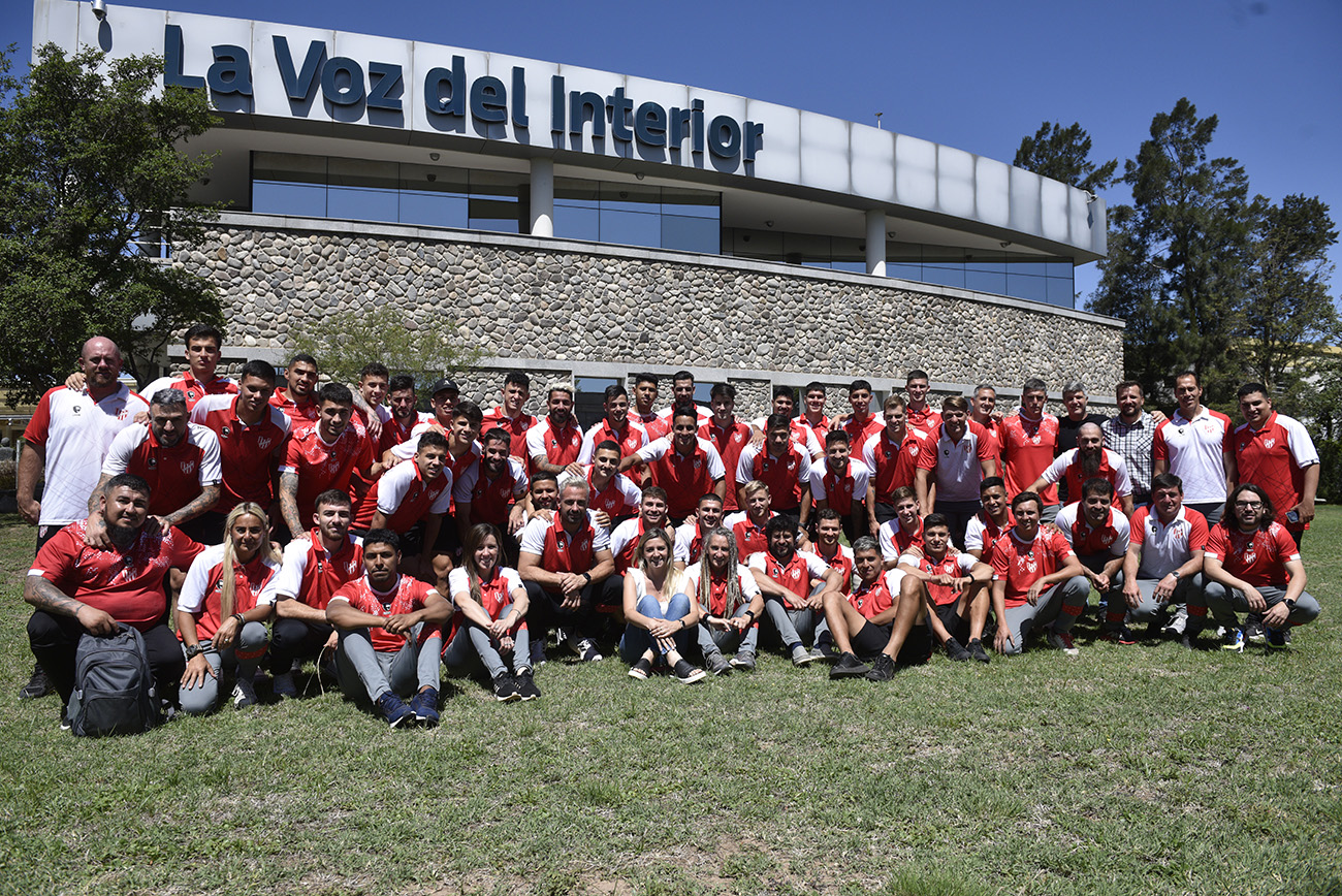 Brindis del plantel de Instituto en la Sede de La Voz por el ascenso ( Ramiro Pereyra / La Voz)