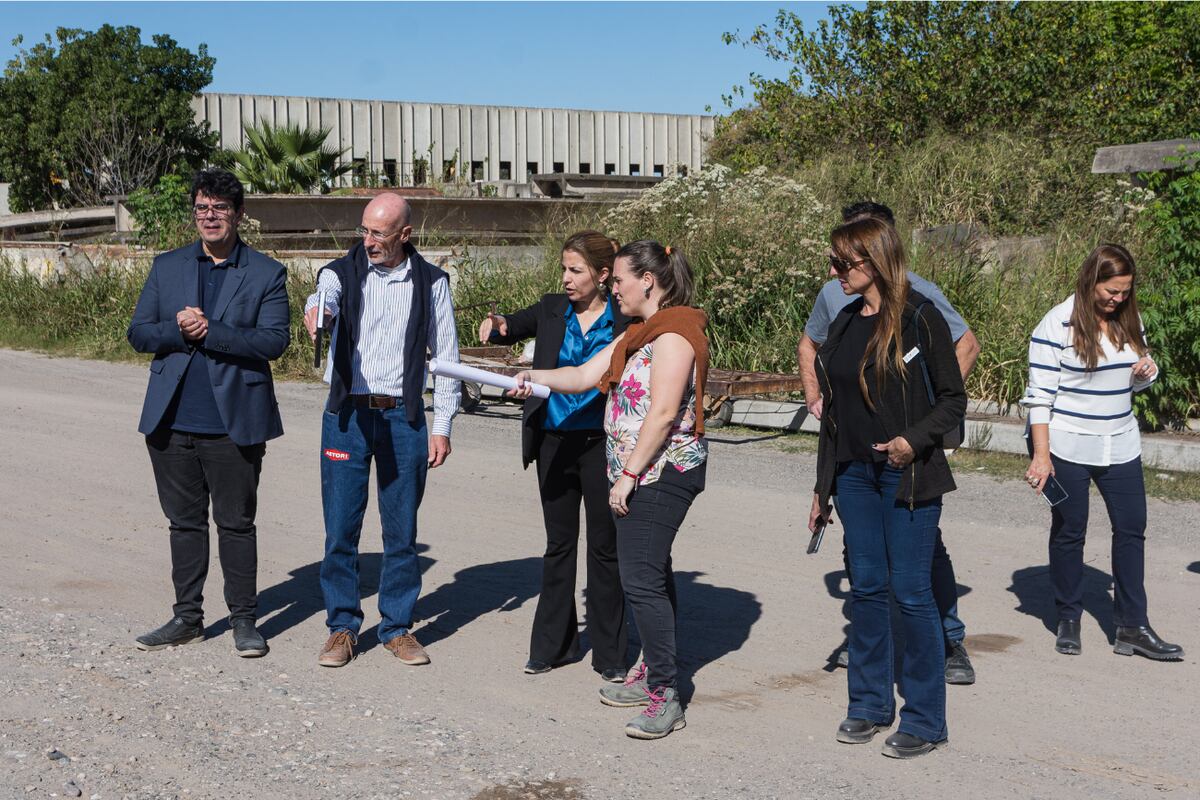 La rectora provincial Julia Cúneo Oliva visitando la planta de Astori Estructuras junto a sus colaboradores (Universidad Provincial de Córdoba).