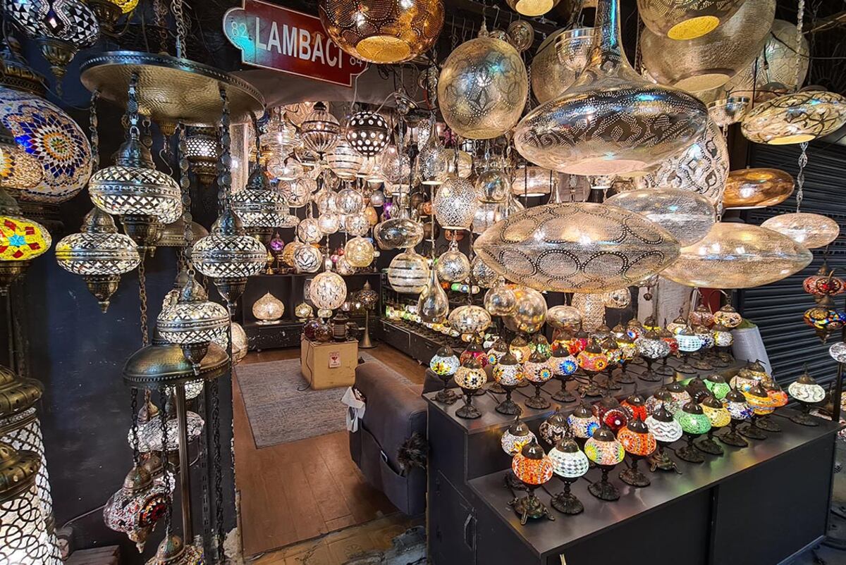 Imágenes increíbles de Estambul, Turquía: lámparas en el mercado. (Foto: Carla Cossentini)