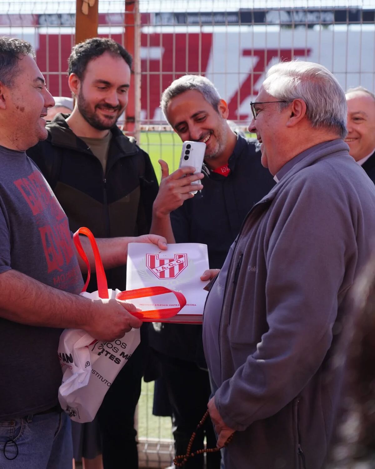 Instituto recibió la bendición del arzobispo de Córdoba en el Monumental. (Prensa IACC).