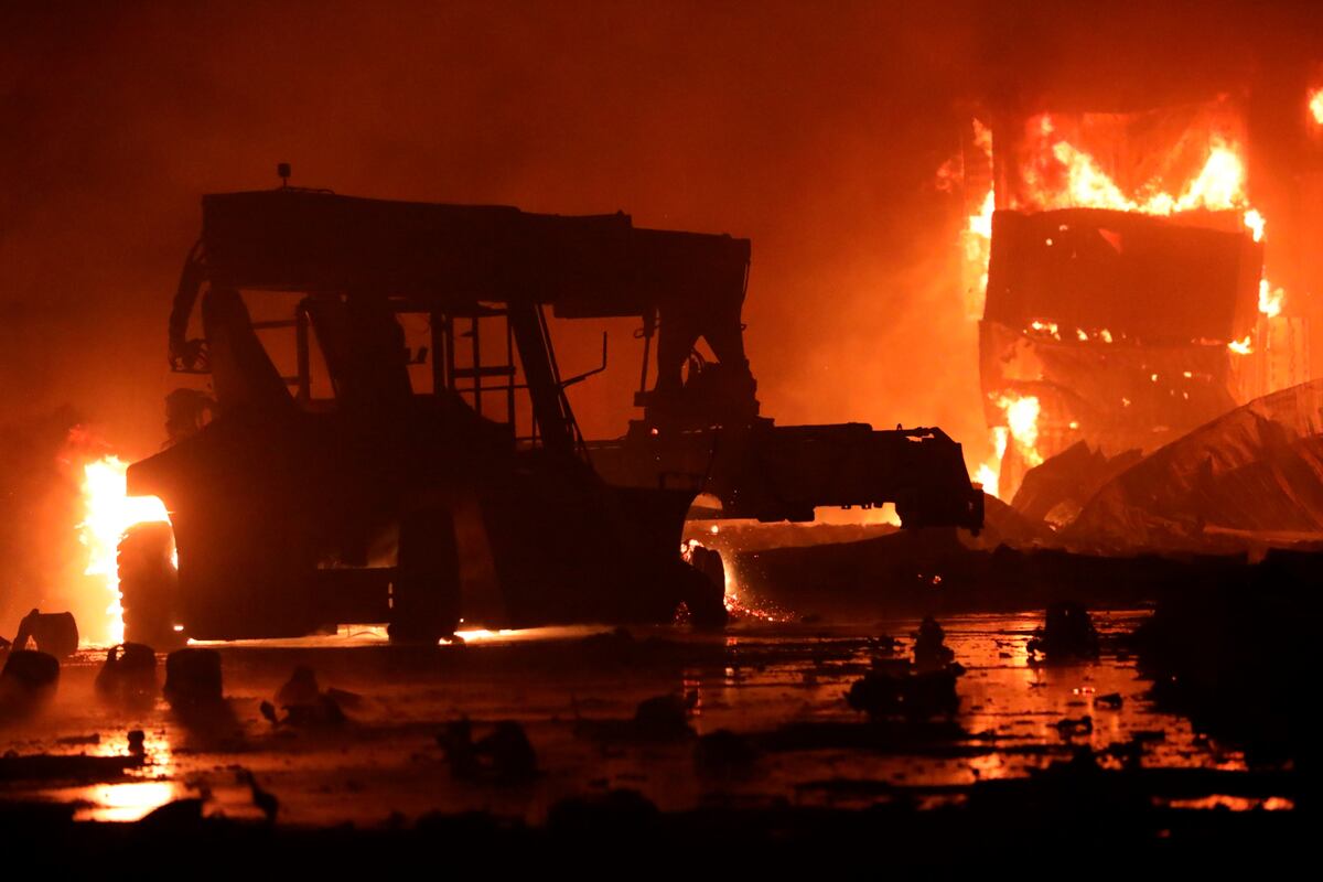 Incendio mortal en un depósito de Bangladesh. (AP)
