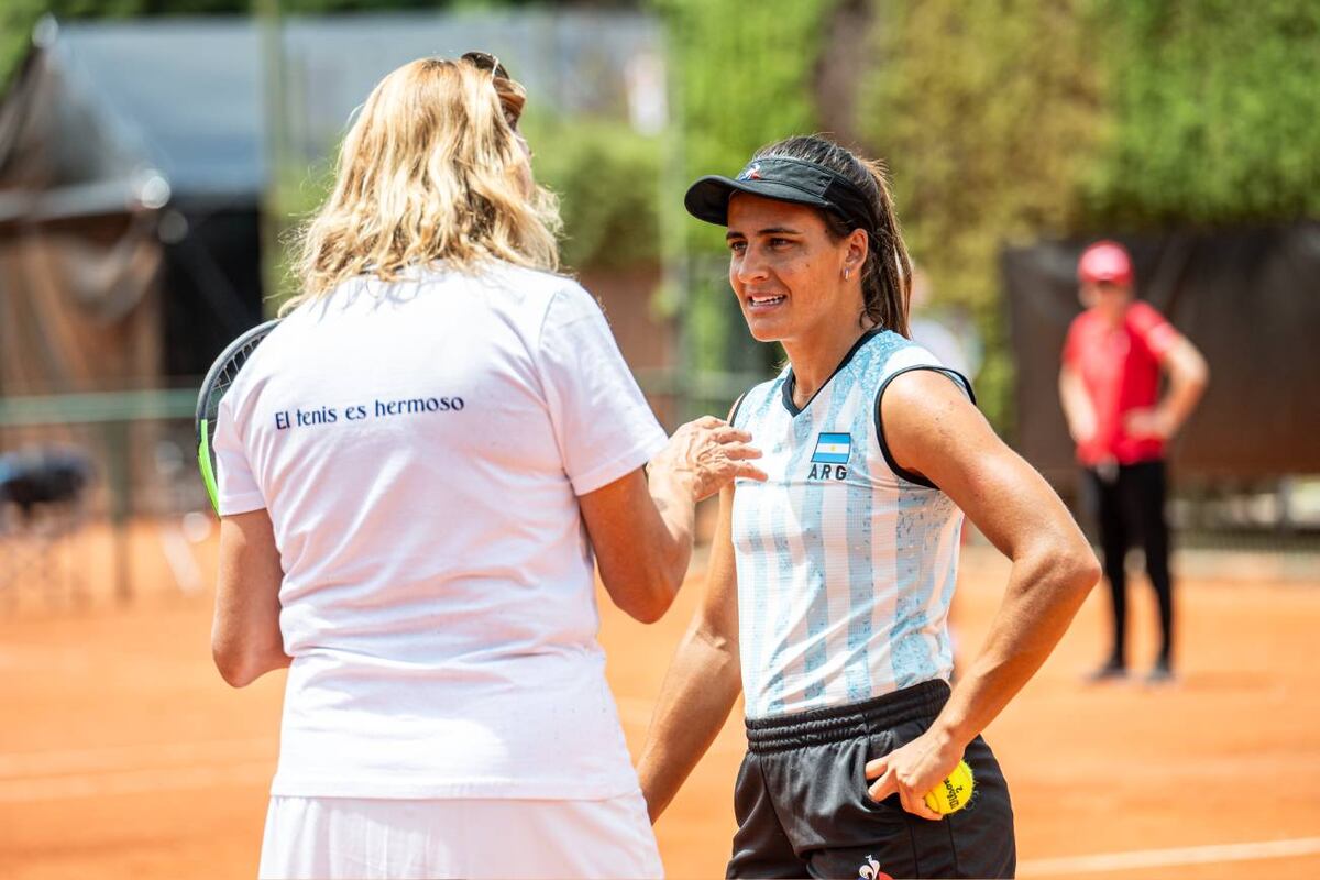 Lourdes Carle escucha las indicaciones de la capitana Mercedes Paz, en un entrenamiento en el Córdoba Lawn Tenis. (Prensa AAT)
