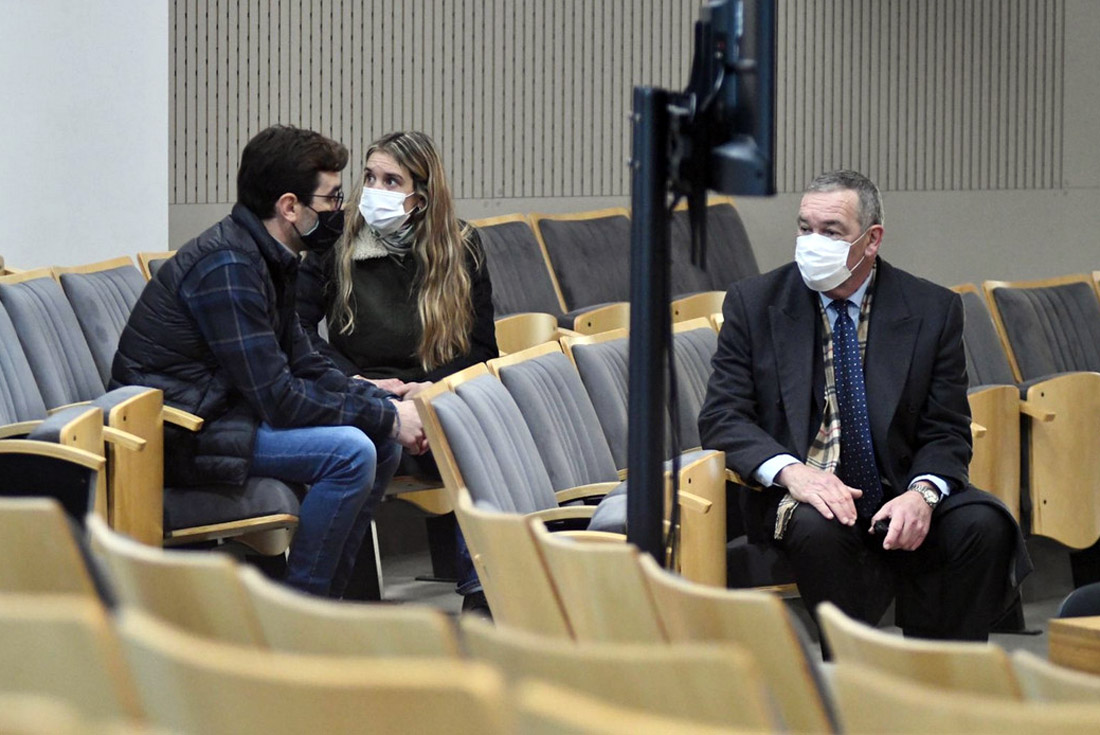Juicio por el crimen de Nora Dalmasso. Marcelo Macarrón, el imputado que resultó absuelto, con su hijo y su hija en la sala de audiencias. (Tomás Fragueiro / La Voz)